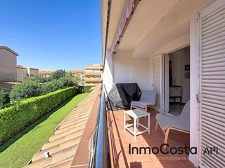 Apartamento  Carrer camèlia 37. Pis molt lluminós a curta distancia de la platja