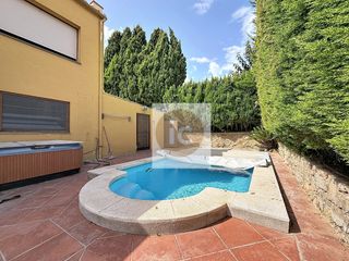 Reihenhaus  Carrer alemanya 25. Casa molt gran ideal per primera residencia