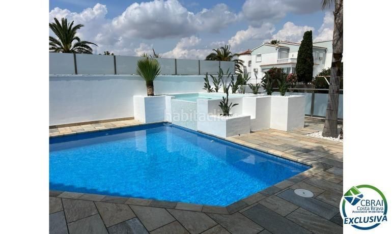 Foto 1a15cd3a-731d-4345-8ba6-9131f5a1bbda. Casa amb calefacció aparcament piscina a Cap Ras - Creus - Falconera Empuriabrava