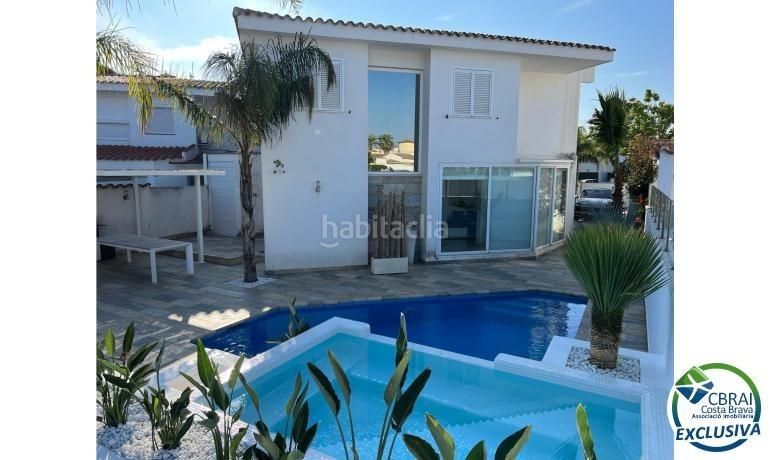 Foto 5016f823-e461-4777-b913-b941d5b57e9c. Casa amb calefacció aparcament piscina a Cap Ras - Creus - Falconera Empuriabrava