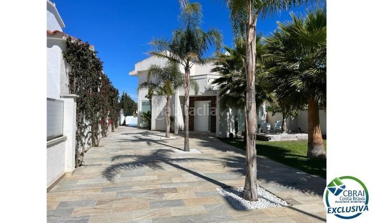 Foto 6b800468-7f04-4769-8490-2dd1bcb18e9c. Casa amb calefacció aparcament piscina a Cap Ras - Creus - Falconera Empuriabrava