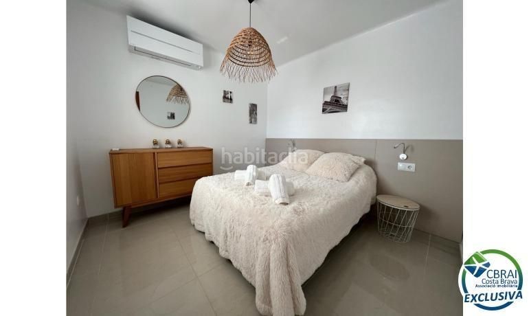 Foto a348ec43-e44a-4278-9123-a2b7056c9eda. Casa amb calefacció aparcament piscina a Cap Ras - Creus - Falconera Empuriabrava