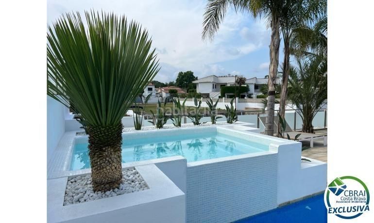 Foto dc5812e3-3abe-4482-9cc7-7a52955ca5e7. Casa amb calefacció aparcament piscina a Cap Ras - Creus - Falconera Empuriabrava