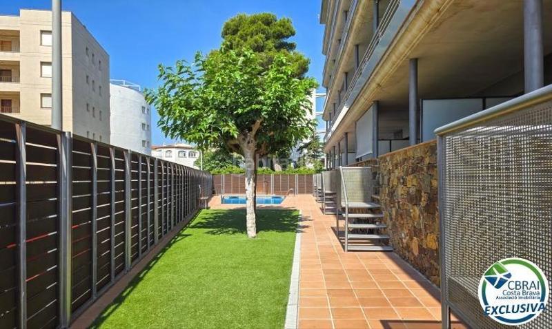 Foto 8470c1ad-54e6-4f07-b099-594674f94fbe. Apartamento  en Salatar con vista parcial al mar, gran terraza y aparcamiento privado. en Roses