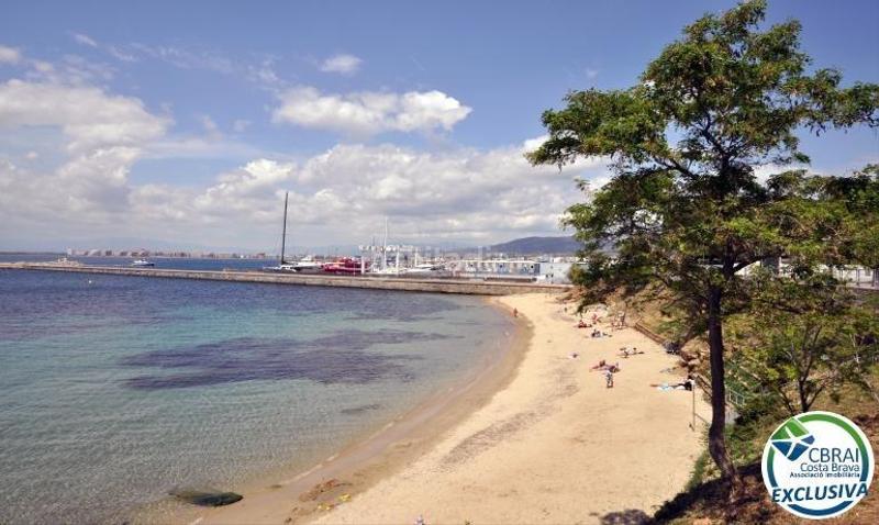 Foto a19c132f-a534-4884-8212-c84151053f2c. Apartamento  en Salatar con vista parcial al mar, gran terraza y aparcamiento privado. en Roses