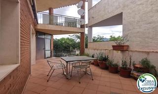 Casa a Centre. Casa con gran terraza y 4 habitaciones en roses