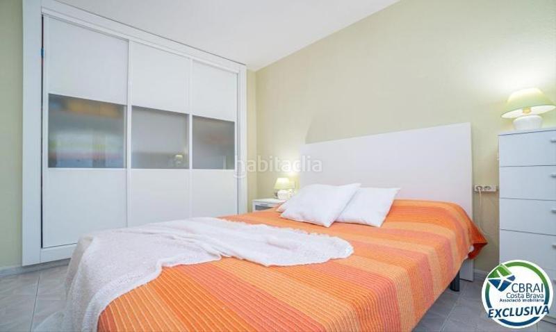 Foto 8ddf611e-59af-49ef-82c0-b160e22fc126. Apartamento port moxó apartamento con vistas al canal, amarre para velero y parking exterior privado. en Empuriabrava