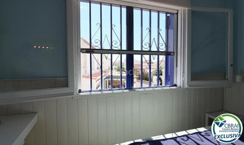 Foto c0f09b34-9829-478c-979b-f4d870d1fc7d. Casa  con gran terraza al sur adosada ubicada en la zona de Sant Maurici en Empuriabrava