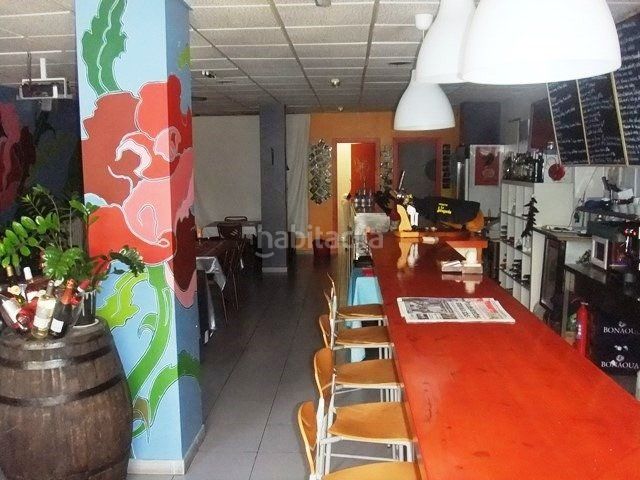 Foto acbf974d-6241-4434-94a4-b6209bd97751. Alquiler local comercial bar restaurante muy centrico en Roses