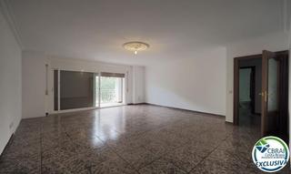 Apartament a Centre. Apartamento amplio céntrico y a 250 m de la playa.
