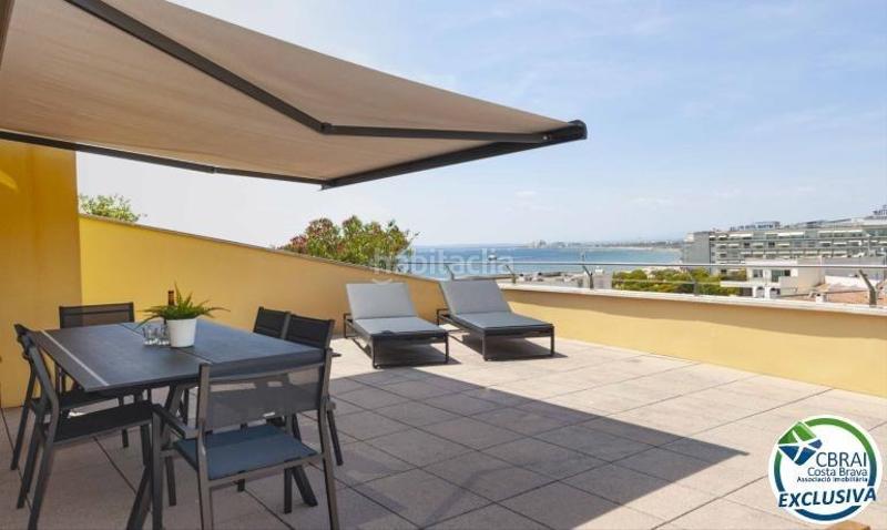 Foto 5c7b7f5d-5595-4a0c-bc23-074295492a2b. Apartamento ático en 1 línea con solárium, preciosas vistas y licencia turística. en Roses