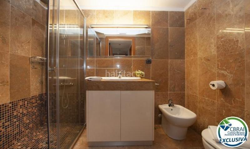 Foto fb2ce03f-1073-45e5-936d-a712c0befbec. Apartamento ático en 1 línea con solárium, preciosas vistas y licencia turística. en Roses