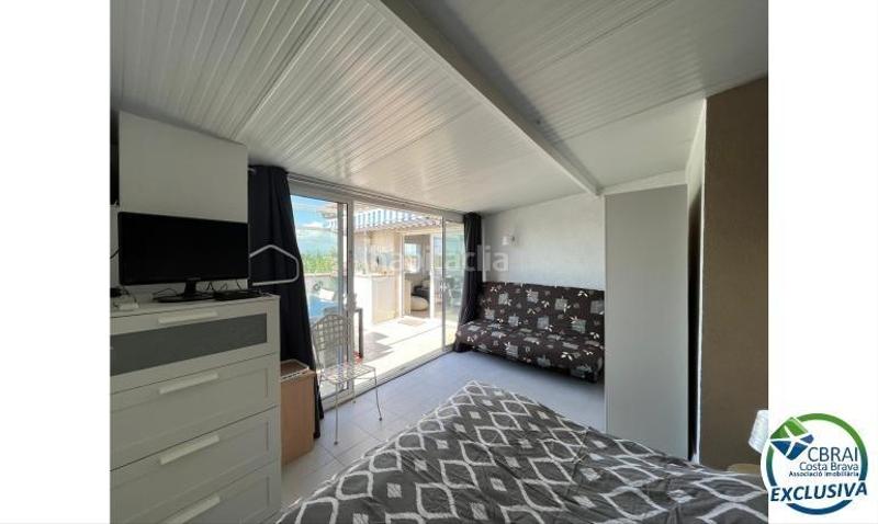 Foto d1a27d8b-56f8-4987-b955-e1e2a5574e4c. Apartamento atico en venta 2 habitaciones gran terraza y parking subterraneo. en Empuriabrava