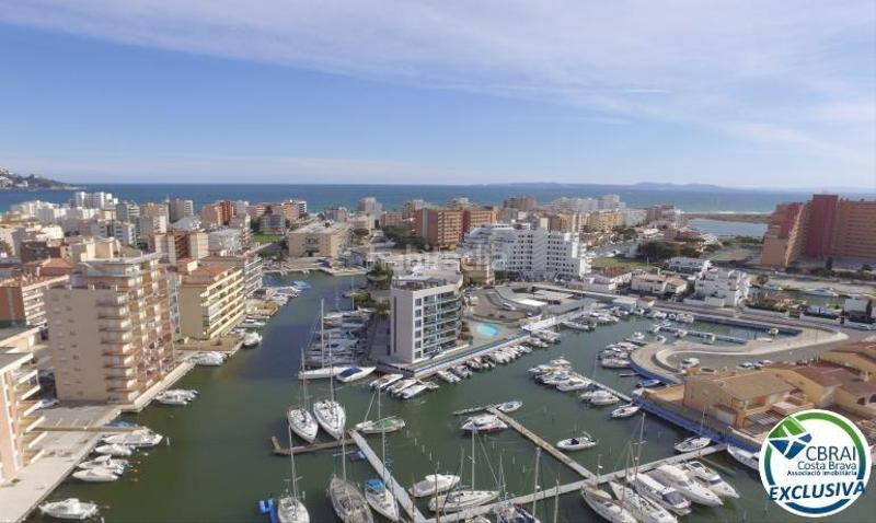 Foto 348f2088-127b-4ab7-bc4c-353af1560548. Apartamento encantador apartamento con licencia turística y vistas al canal en Roses