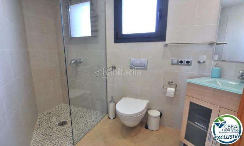 Foto 3883fe2f-37b4-4fd5-b333-1e2d243f86b2. Apartamento encantador apartamento con licencia turística y vistas al canal en Roses