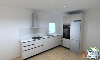 Apartament a Salatar. Apartamento reformado en roses, a solo 30 metros de la playa