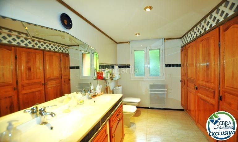 Foto 74c292fb-5904-4b93-9164-19d564ce6348. Casa amb calefacció aparcament a Nord Roses