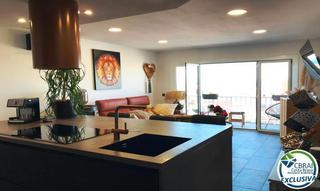Apartament a Centre. Ático totalmente reformado en venta en el centro de roses, cerca