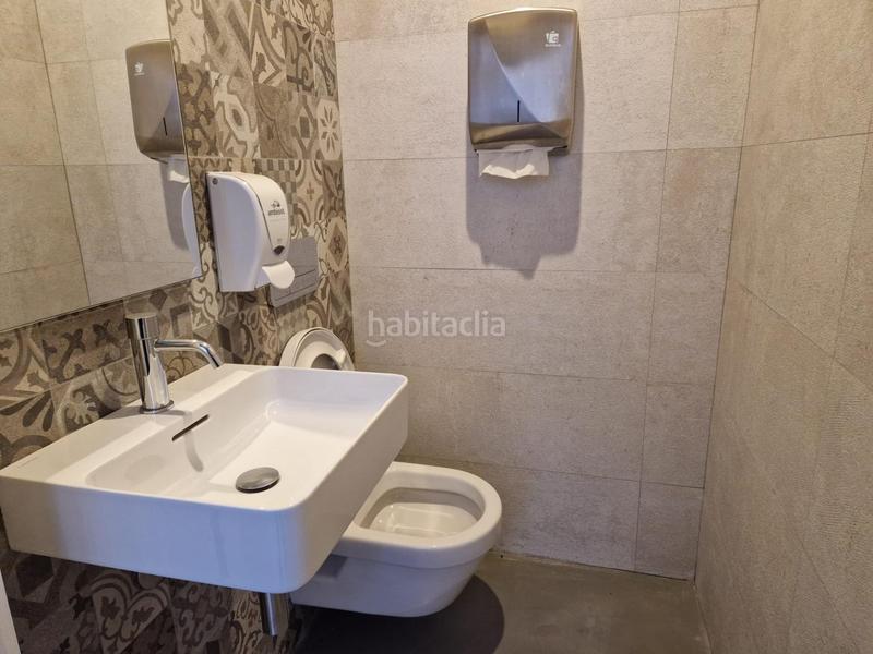 Foto 0afeef96-c3d4-4f60-b15e-f8fe6134a213. Lloguer local comercial a Centre Roses