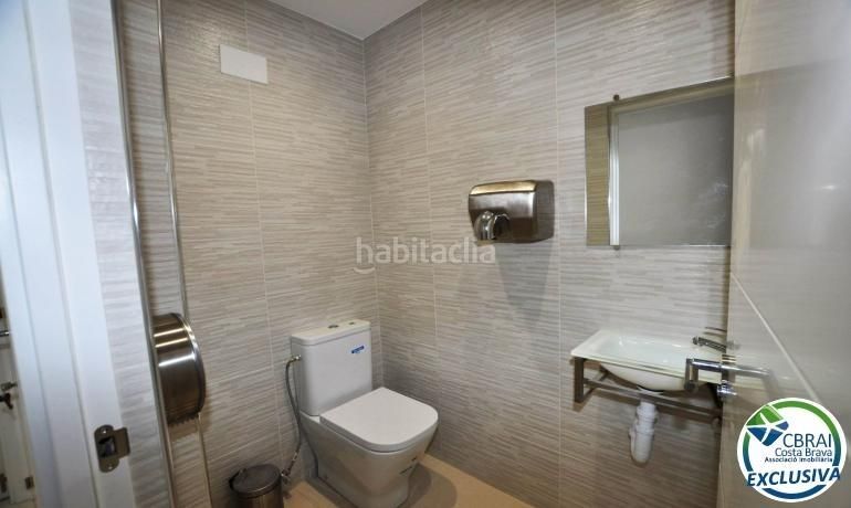 Foto fd1c63f7-1e5c-4cc8-ae9d-af2a50df58d6. Local comercial a Centre Roses