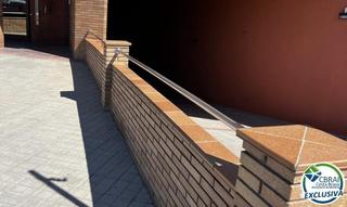 Parking coche en Poble Nou-Olivar Gran. Plaza de parking con trastero en venta