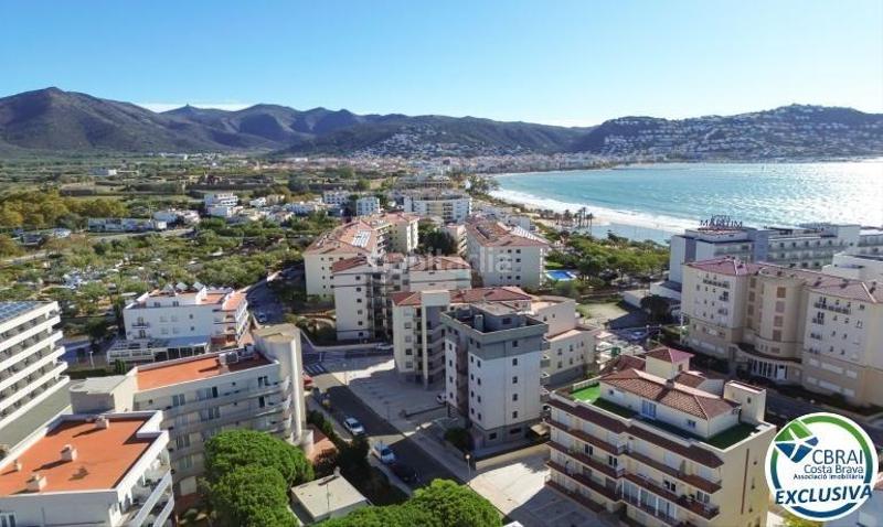 Foto 0402db74-79e2-4d00-8a8a-3e7b7f5e24e9. Ático  estilo dúplex con vistas preciosas a 150m de la playa en Roses
