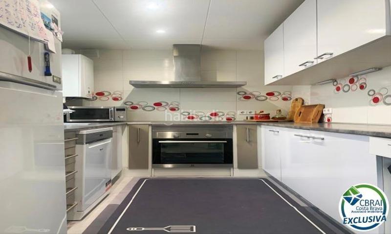Foto a352a7d6-093b-401a-b234-665be76c12e6. Apartamento amplio piso en venta a 100 metros del mar en Roses
