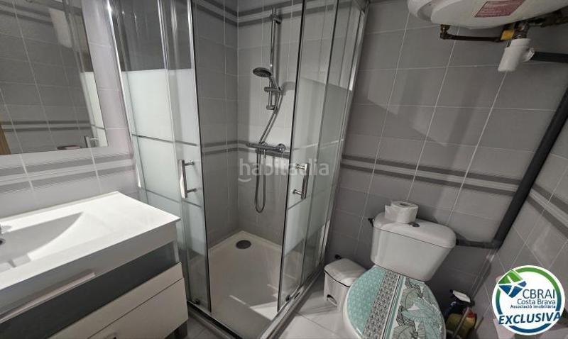 Foto 5c9b4dcf-dd95-41fe-ab75-aa529cad44eb. Estudio  con licencia turistica a 50m playa empruiabrava en Empuriabrava