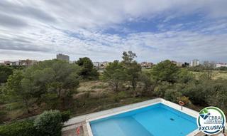 Apartament a Santa Margarida. Apartamento renovado con licencia turística, terraza y piscina