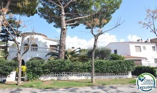 Haus in Requesens. Oportunidad en empuriabrava casa con licencia turística a 1 km d
