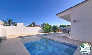 Haus in Alberes. En venta  casa en planta baja con piscina en empuriabrava