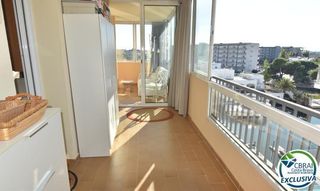 Apartament a Santa Margarida. Bonito apartamento con gran terraza acristalada, vistas al canal