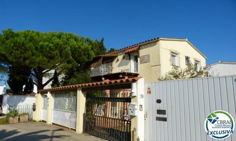 Foto 710beef6-98a7-4b51-bca3-7bb09e34f766. Apartament amb aparcament a Carmençó Empuriabrava