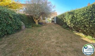 Apartament a Santa Margarida. Encantadora casa adosada en residencia segura con jard�n y pisci