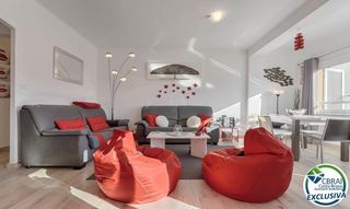 Apartamento en Centre. Modernidad en el corazón de roses tu hogar a un paso del mar.