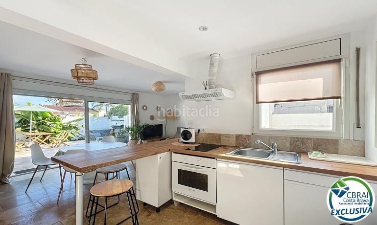 Foto fa3df989-881b-4a8d-8a65-52d488c8559f. Casa amb aparcament piscina a Alberes Empuriabrava
