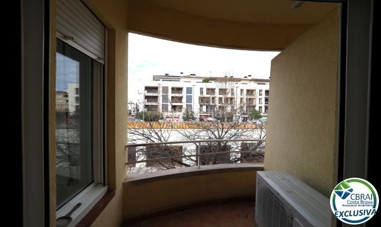 Foto 7e91442b-7ff7-48a1-90f4-20733cc69a63. Apartament a Centre Roses