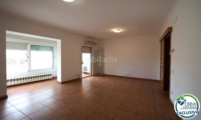 Foto c24d8bb9-ed10-4b92-a639-475dbb1bf4e5. Apartament a Centre Roses