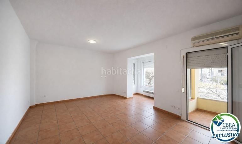 Foto dce2f6fc-a3d4-4441-a862-dd26eb65edd2. Apartament a Centre Roses