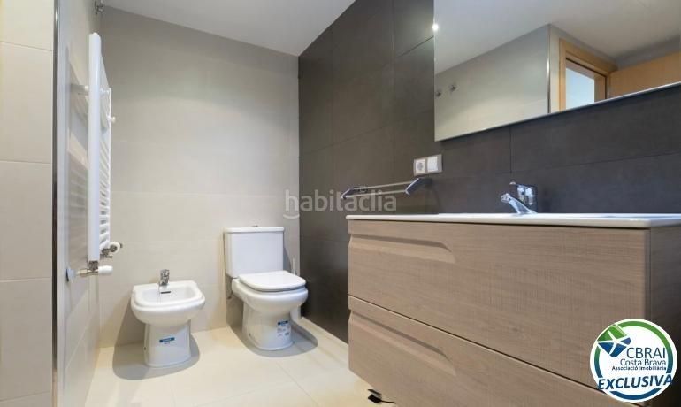 Foto cf5b9aed-c34d-4f63-84de-98d6e64b196f. Apartament amb aparcament a Centre Roses