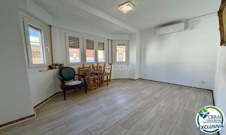 Foto 97d5698f-9567-403d-981c-9c6d81fc53b9. Apartament a Centre Roses