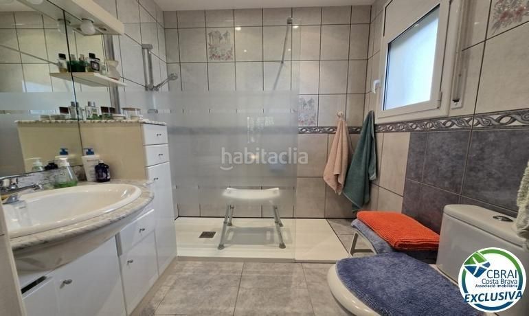 Foto 82f5b80c-7b53-45fb-a7ea-d615bfe0c45c. Casa amb aparcament piscina a Peni Empuriabrava
