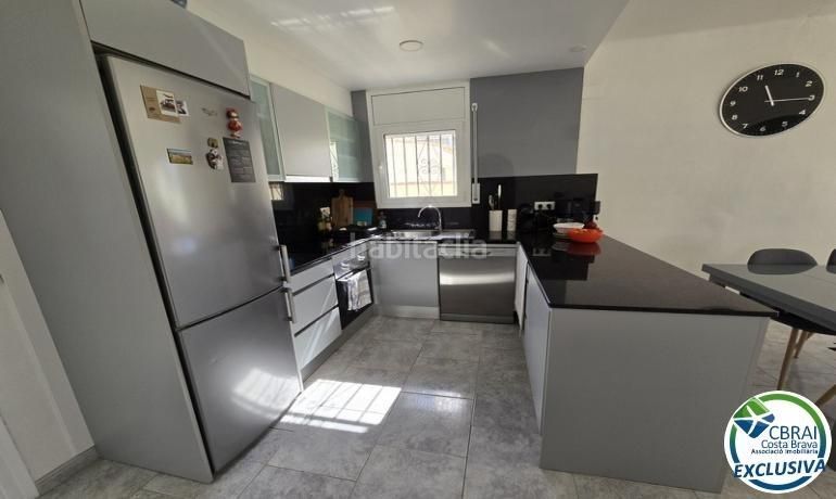 Foto b98e014b-f813-422d-9d29-c72a4cead515. Casa amb aparcament piscina a Peni Empuriabrava