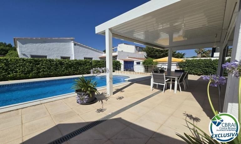Foto 5a420322-42e6-466e-8bb9-472766a9baea. Casa amb calefacció aparcament piscina a Carlit - Montseny Empuriabrava