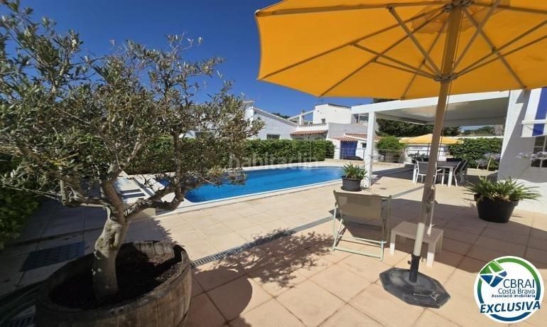 Foto e13e6dc3-ec89-4599-bebf-35c097735b56. Casa amb calefacció aparcament piscina a Carlit - Montseny Empuriabrava
