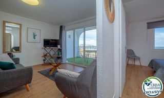 Apartament a Delta muga 7. Magnífico apartamento renovado en el paseo marítimo