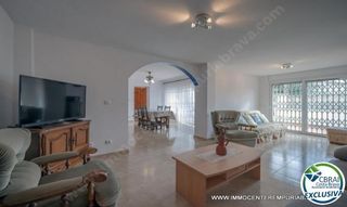 Piccolo appartamento in Calle de manuel de falla 3. Magnífico piso de 4 dormitorios con gran terraza en roses