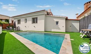 Casa a Calle de cordova 25. Casa con licencia tur�stica, piscina y vistas a la bah�a de rose