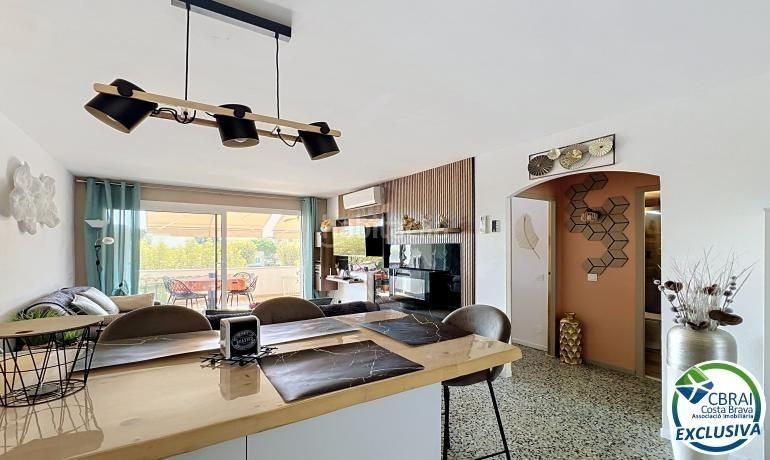 Foto 2a7bd7c8-f2bb-49fa-87e6-1ffed15c9597. Apartamento  reformado con terraza a 150 m de la playa en Empuriabrava