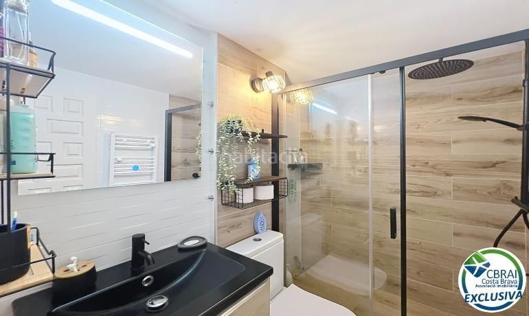 Foto c09ceec6-7840-4b67-96ee-fed3910f3cb2. Apartamento  reformado con terraza a 150 m de la playa en Empuriabrava